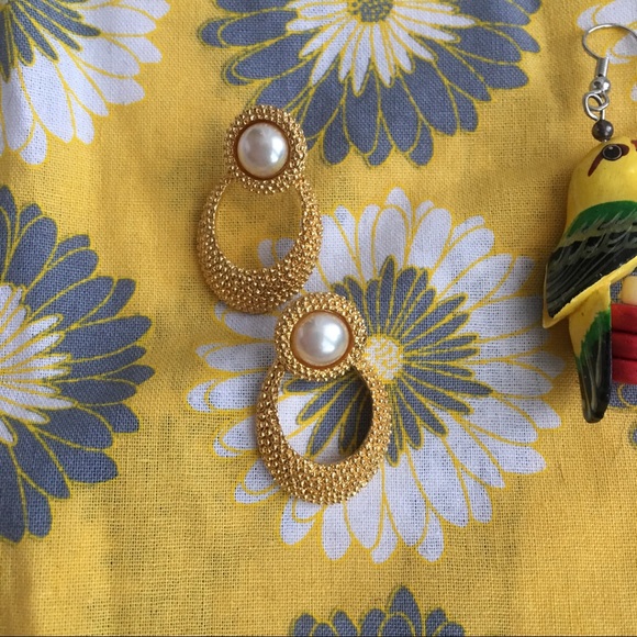 (2/$10) Variety of vintage earrings (one piece) - Picture 3 of 3